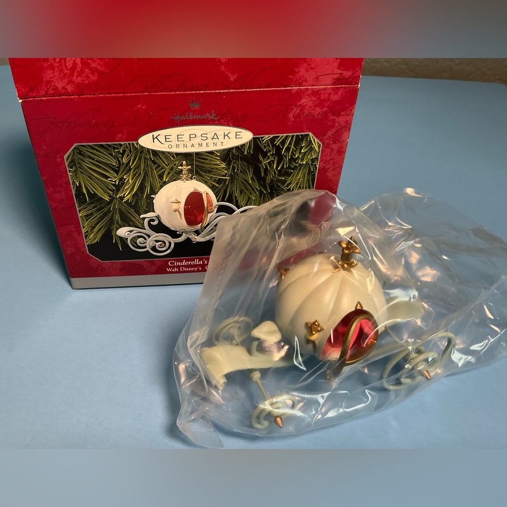Hallmark Keepsake Ornament, Walt Disney’s Cinderella’s Coach NIB 1998 Series
